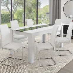 Chaises blanches de salle à manger