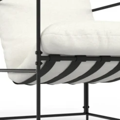 Fauteuil rembourré structure métal et coussin blanc