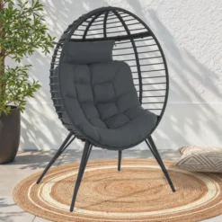 Fauteuil œuf sur pied ajouré gris effet rotin avec coussin gris