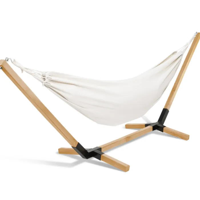 Hamac coloris écru en toile avec support bois
