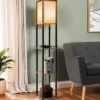 Lampadaire industriel en bois noir avec étagères bois clair et abat-jour blanc