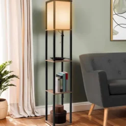Lampadaire industriel en bois noir avec étagères bois clair et abat-jour blanc