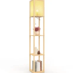 Lampadaire naturel en bois clair avec étagères et abat-jour carré effet cannage