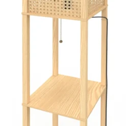 Lampadaire naturel en bois clair avec étagères et abat-jour carré effet cannage