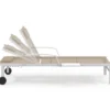 Lot de 2 transats de jardin inclinables avec tablettes en acier blanc et toile beige