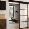 Porte coulissante vitrée en métal et MDF avec rail