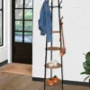 Porte-manteau industriel sur pied avec étagères