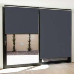Store enrouleur vertical gris pour pergola