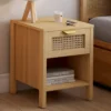 Tables de nuit en bois clair avec un tiroir et une niche