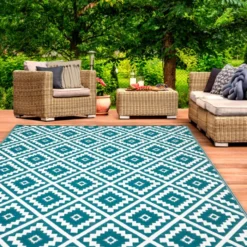 Tapis extérieur bleu canard motifs géométriques 180 x 280 cm