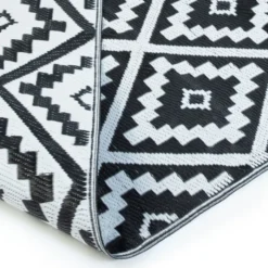 Tapis extérieur noir et blanc motifs géométriques 180 x 280 cm
