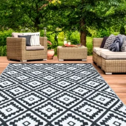 Tapis extérieur terrasse motifs géométriques noir et blanc 160 x 260 cm