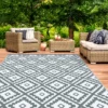 Tapis extérieur terrasse motifs géométriques gris et blanc 120 x 180 cm