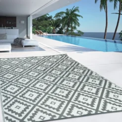 Tapis extérieur terrasse motifs géométriques gris et blanc 120 x 180 cm